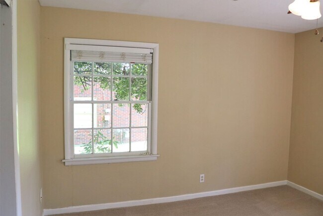 Building Photo - Charming 3-Bedroom + BONUS SUNROOM