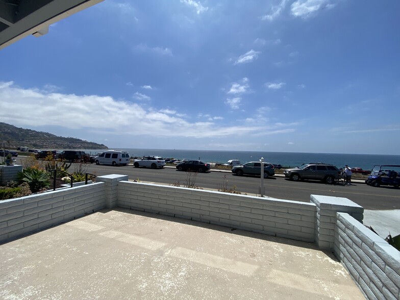 Building Photo - 320 Paseo De La Playa