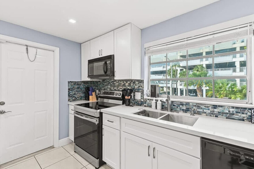 Building Photo - 2424 NE 9th St