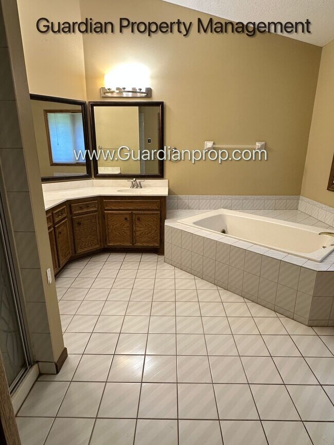 Building Photo - Eagan Single Family Home, 3 Car Garage, La...