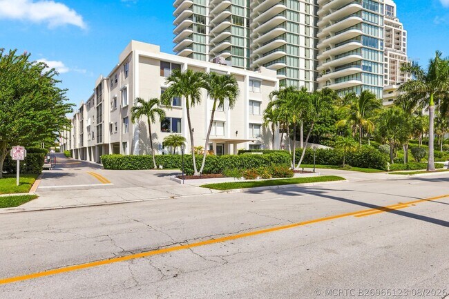 Building Photo - 1601 S Flagler Dr