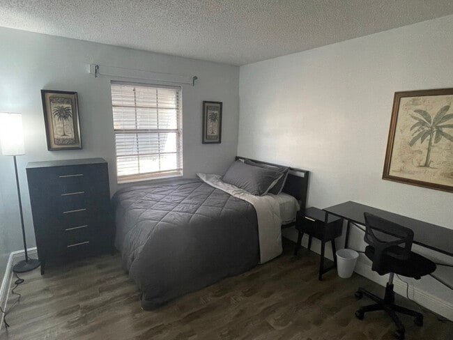 Building Photo - 3115 Marshall Dr