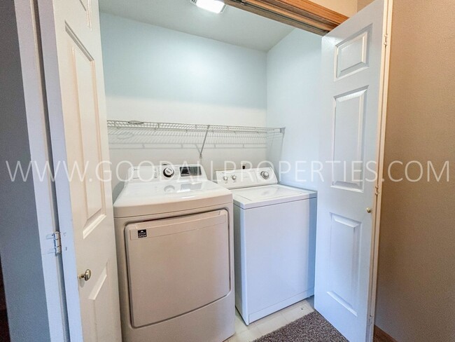 Building Photo - 2 Bedroom 1.5 Bathroom Townhome in West De...