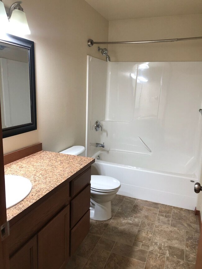 Building Photo - Beautiful 3 bed/2 bath rambler!