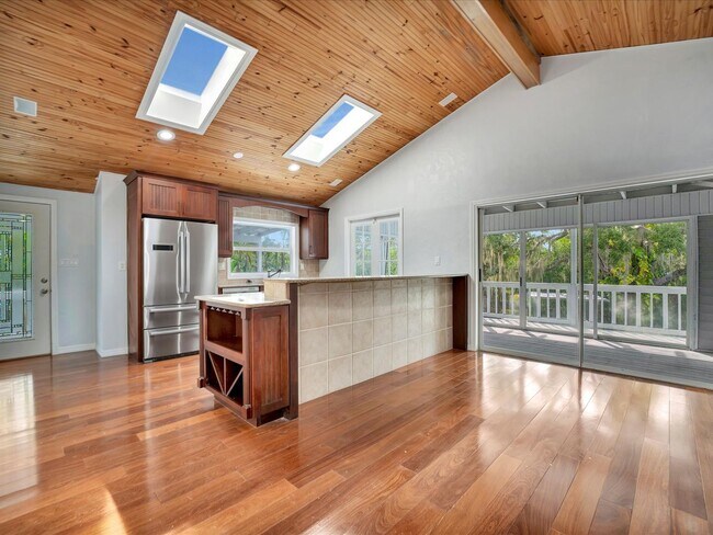 Building Photo - 631 32nd Ave Dr E