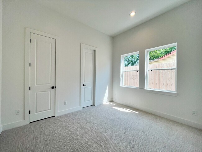 Building Photo - 326 Eastwood St