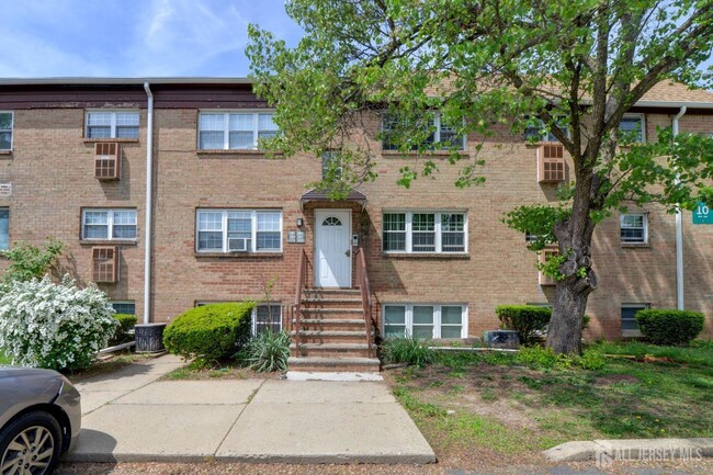 Primary Photo - 382 College Dr