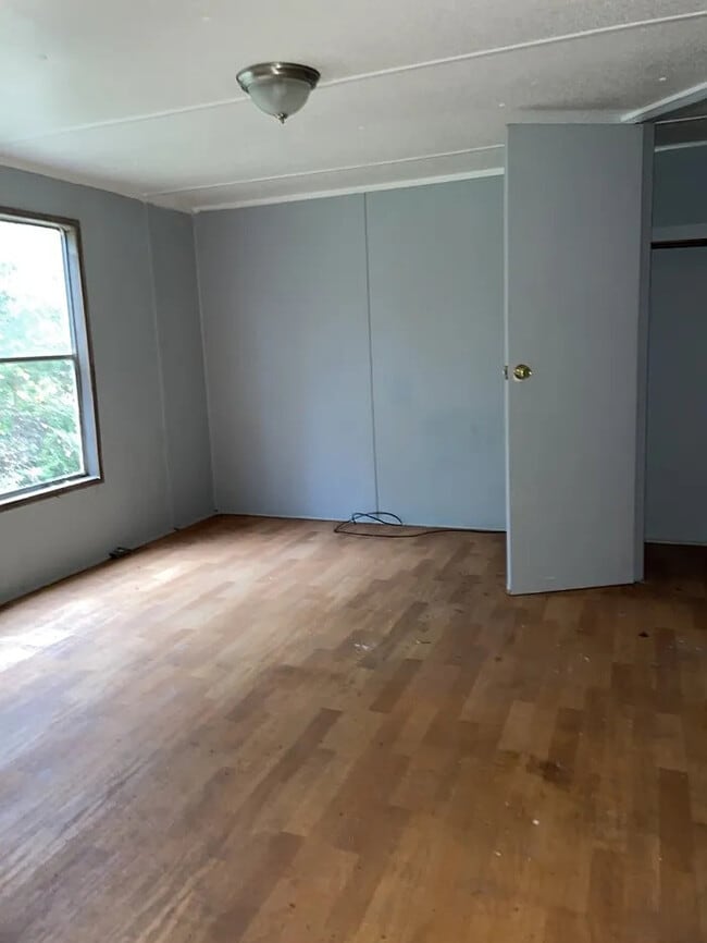 Building Photo - 2 Bedroom 1 Bathroom