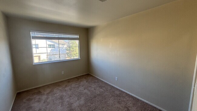 Building Photo - Move in Ready 3 bedroom 2.5 Bath Townhome