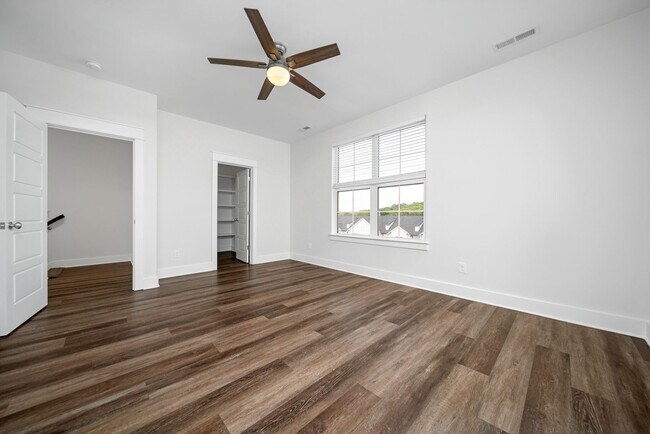 Building Photo - Stunning 2BE/2.5BA townhome next to Percy ...