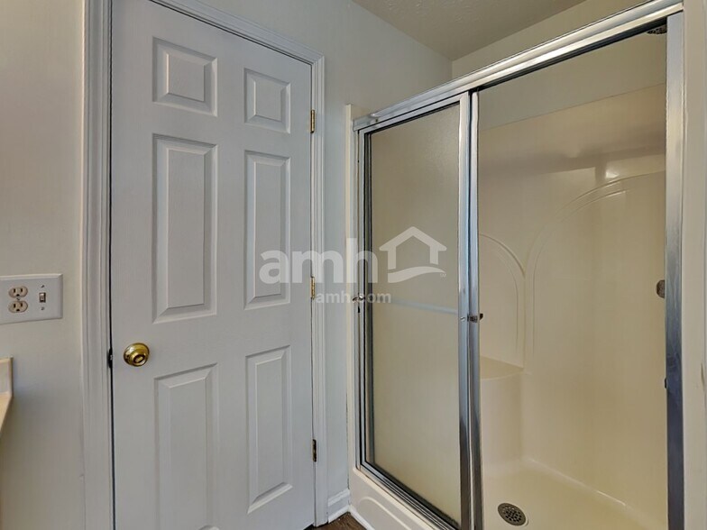 Building Photo - 614 Worthington Pl