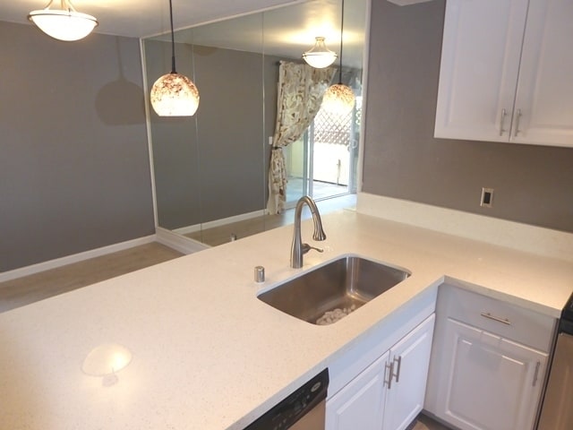 Building Photo - Upgraded End-Unit Townhome