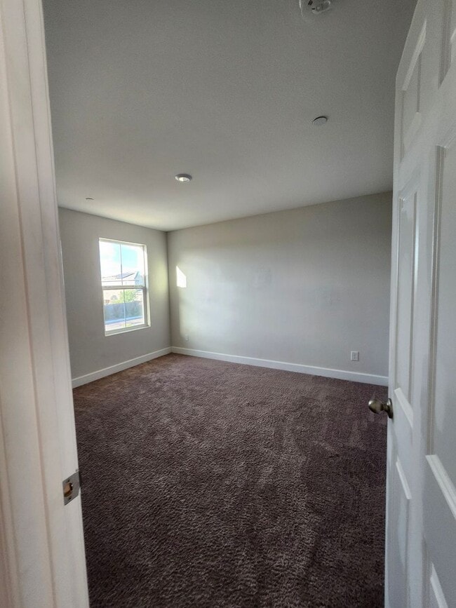 Building Photo - Beautiful Plumas Lake home on a large lot with SOLAR