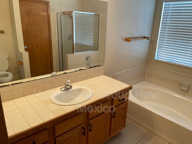 Building Photo - 2205 Sunstone Dr NW