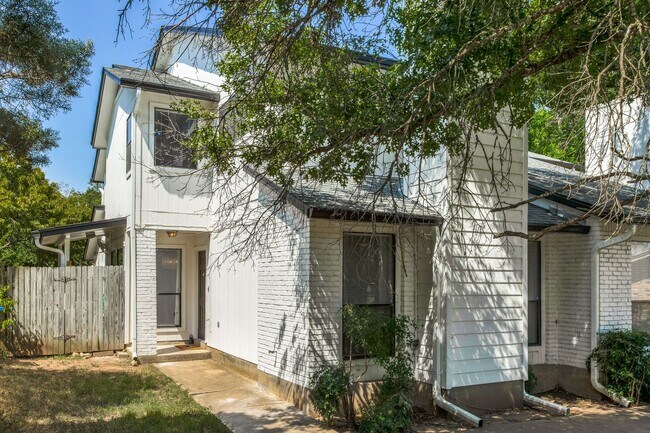 Building Photo - Gorgeous Upgraded 3 Bedroom 2.5 Bath with 2 car garage on Quiet Cul-De-Sac ---Eanes ISD!!