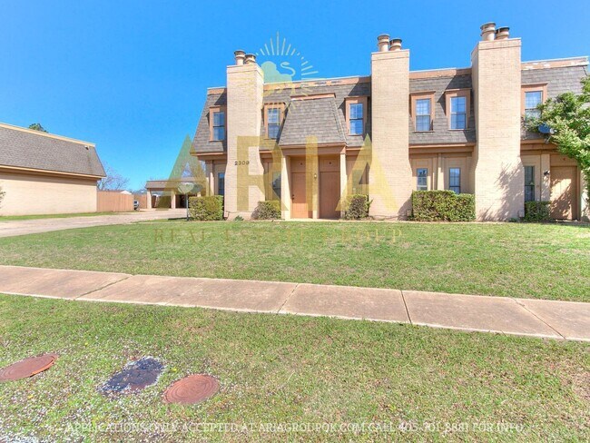 Building Photo - Spacious 2 Bed/1.5 Bath Townhouse in East ...