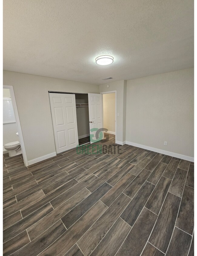 Building Photo - 901 Valente Way