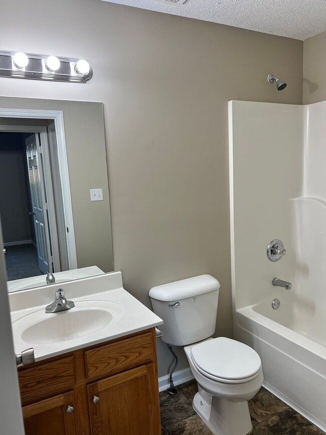 Building Photo - Three Bedroom in Oak Grove
