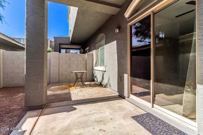 Building Photo - 2402 E 5th St