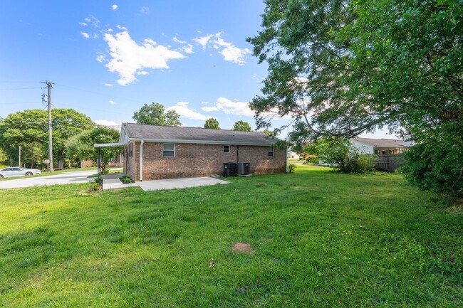 Building Photo - 2 Bedroom 2 Bath Brick Home Nestled In Gre...