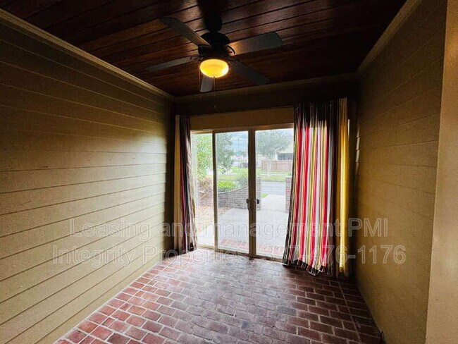 Building Photo - 106 Shadow Springs Dr