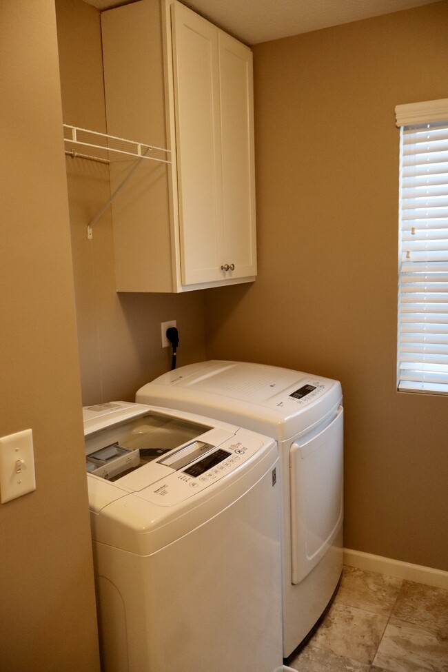 WASHER/DRYER INCLUDED - 6215 Prairiefire Ave