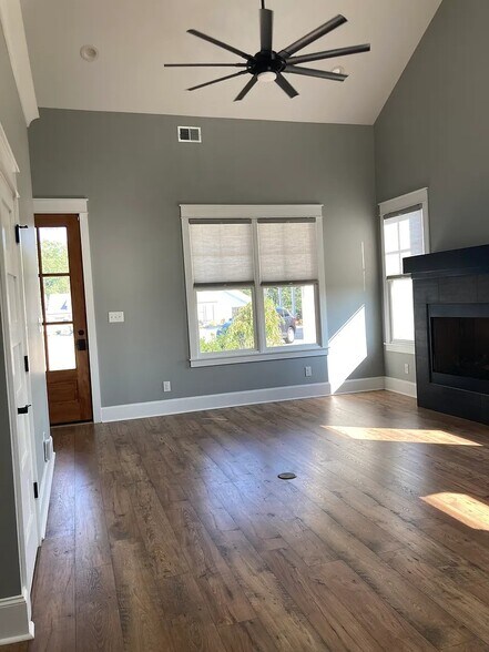 Building Photo - 107 Cottage Ln