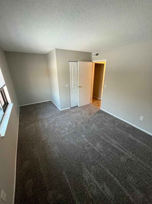 Building Photo - One bedroom apartment