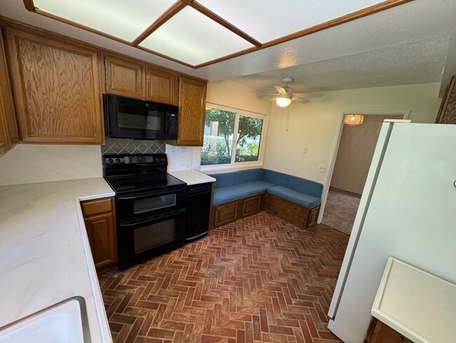 Building Photo - Single story 3 bed 2 bath in gated communi...