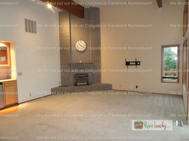 Building Photo - INCREDIBLE VIEWS!! Large 2-Bedroom + Den Duplex with 3-Car Garage in Fantastic Federal Way Neighb...