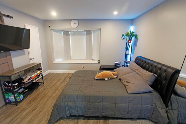 Building Photo - 2053 Barry Ave