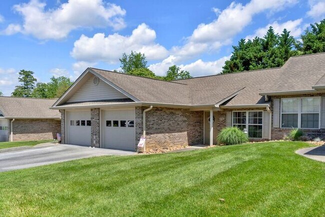 Building Photo - Suncrest Village 2BR/1 Bath One Level with Attached Garage