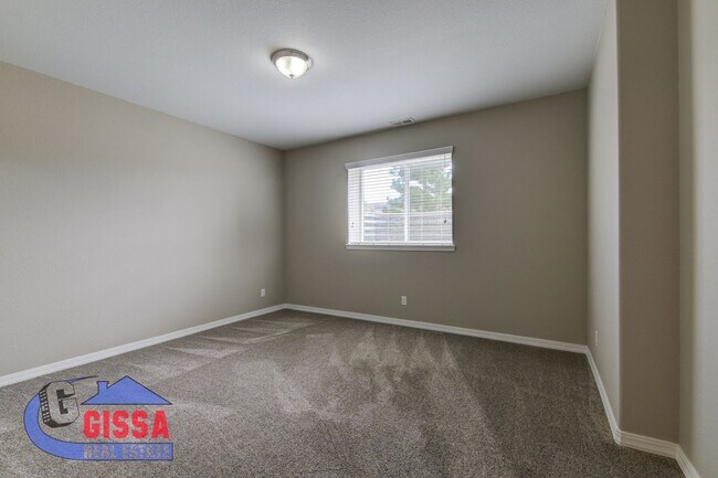 Building Photo - Beautiful home with 5 bedrooms, 4 bathroom...