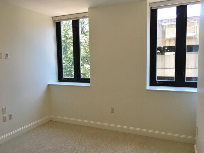 Building Photo - 875 Elm St