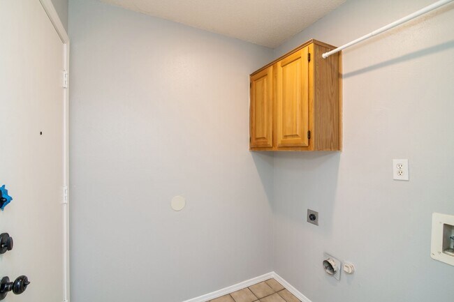 Building Photo - Charming 3 Bedroom Home