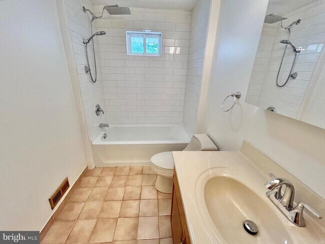 Building Photo - 986 Sherbrook Cir