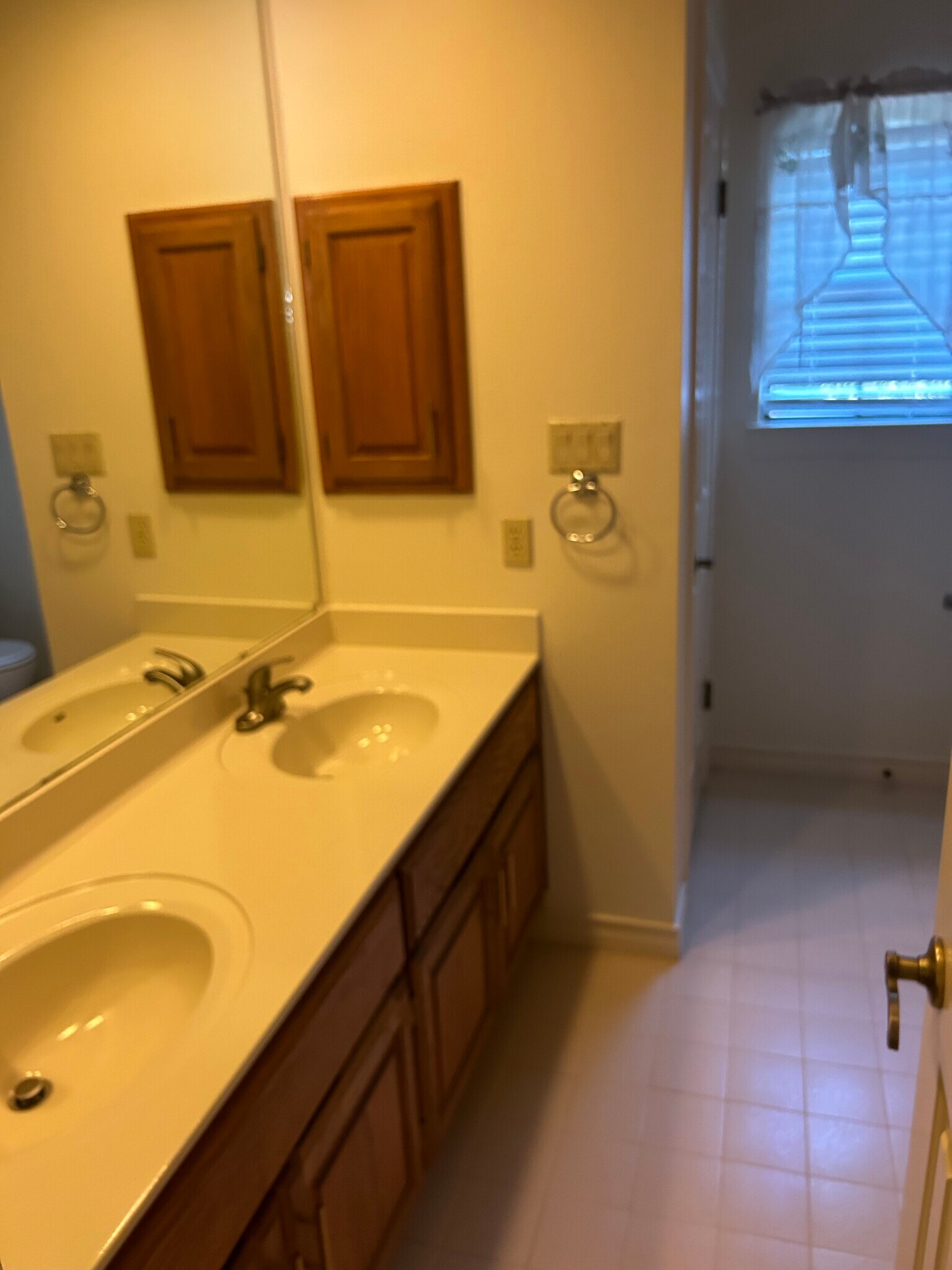 second floor bathroom - 15603 Rose Cres