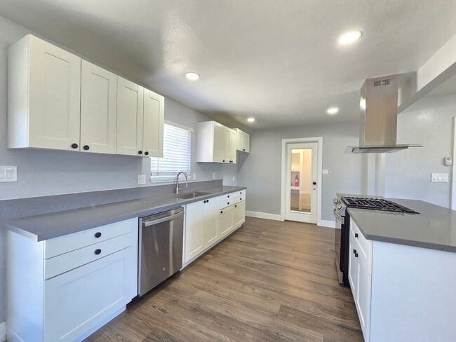 Building Photo - ? Modern 3-Bed, 2-Bath Home with Gorgeous ...