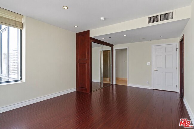 Building Photo - 10724 Wilshire Blvd