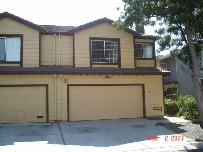Building Photo - Large 4 bed/2.5 bath home with vaulted cei...