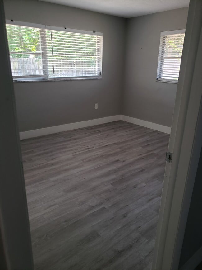 Building Photo - 8060 Canterbury Cir