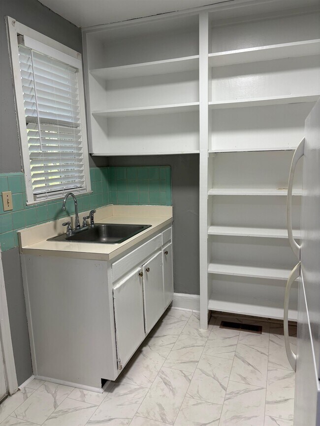 Building Photo - 1338 Colonial Dr