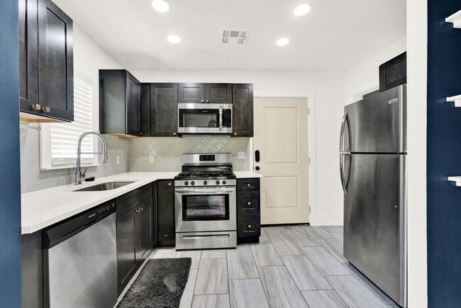 Building Photo - Move In Special! Lawn Care and Water Included! 3/1 Near TU!