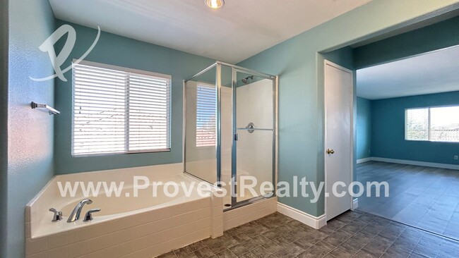 Building Photo - 5 Bedroom, 3.5 Bathroom Victorville Home w...