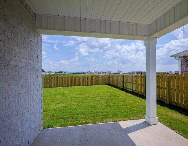 Building Photo - Fenced yard, great location