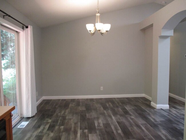 Building Photo - Beautiful 3 Bedroom, 1.75 Bathroom Welling...