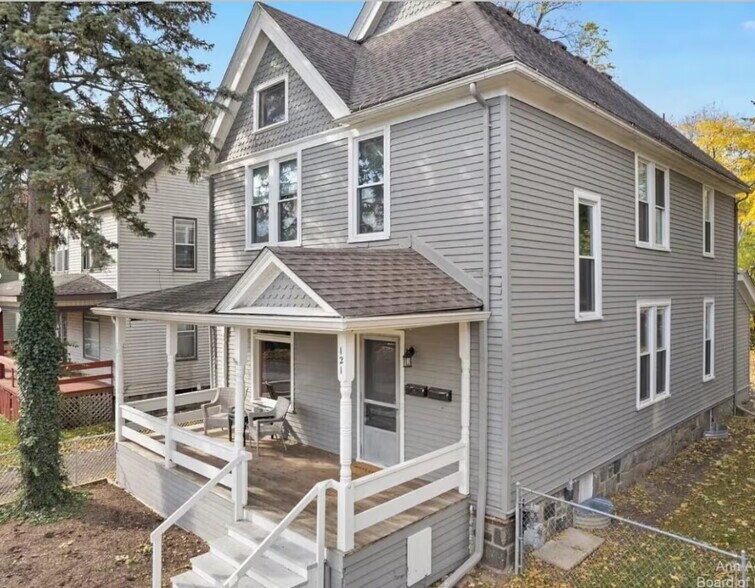 Building Photo - 121 College Pl