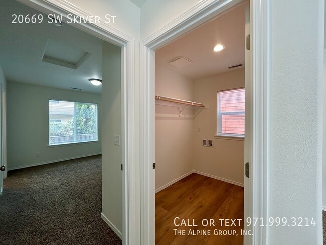 Building Photo - 20669 SW Skiver St