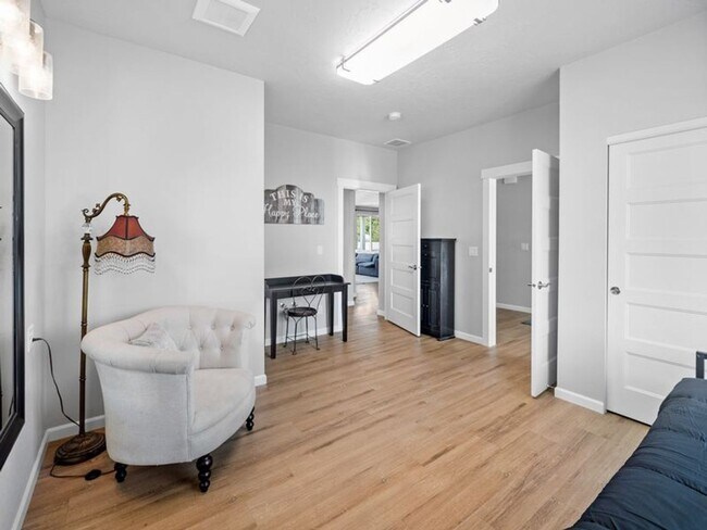 Building Photo - Fully Furnished Luxury 3-Bed, 2-Bath Home ...