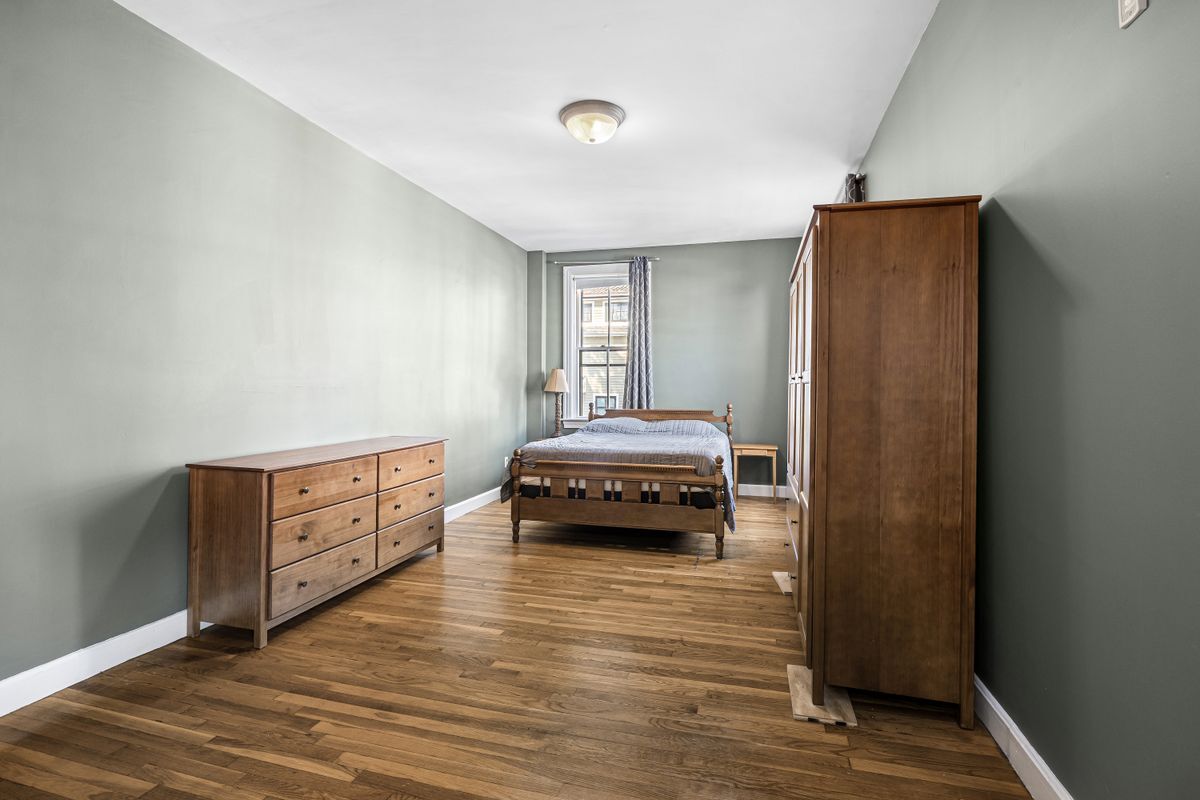 Building Photo - 370 Thayer St